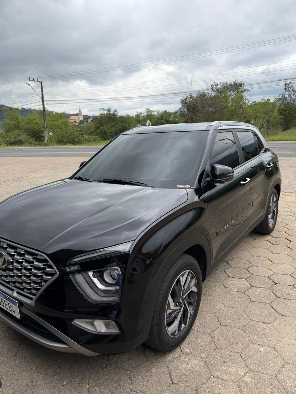 SUV com insulfilm e vidros escuros